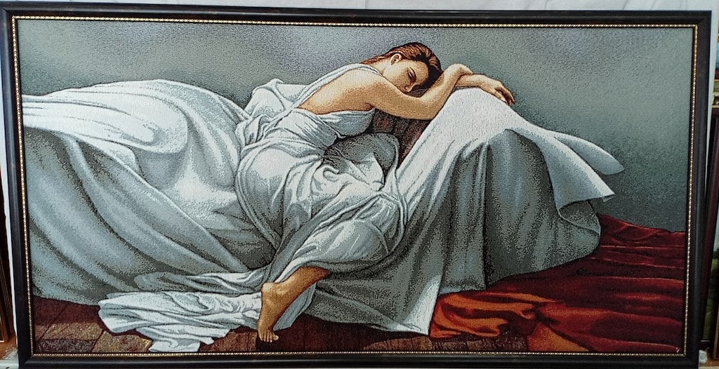 Спящие полные жены. Картина девушка лежит. Картина сон. Картина со спящей женщиной.