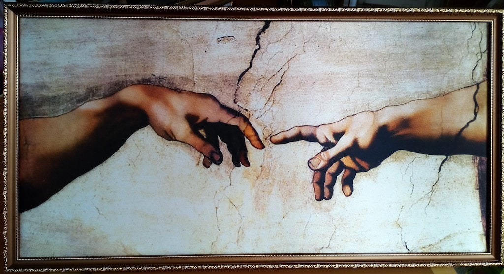 Это была рука бога. Рука Бога картина. Известные картины шелкографии. Картина на холсте рука Бога. Сотворение Адама рука и скелет.